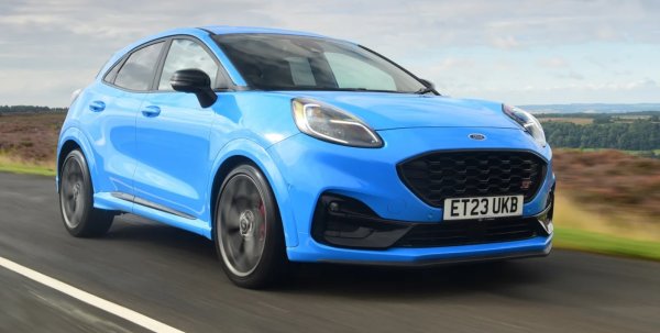 Ford Puma е един от най-продаваните автомобили в Обединеното кралство и не е трудно да се разбере защо. Независимо дали искате да се забавлявате зад волана или да закарате семейството с целия багаж наморе, брилянтната машина няма да ви остави.

Бързото управление и впечатляващата пъргавина правят Ford истинско удоволствие за шофиране, докато флагманът Puma ST предлага мощност от 197 к.с. Интериорът  е относително просторен и добре оборудван, докато скрит под пода на багажника е изненадващо полезният 80-литров Megabox. 

Въпреки че кабината не изглежда толкова луксозна като при някои конкуренти, информационно-развлекателната система SYNC 3 на Ford осигурява безпроблемна свързаност.
